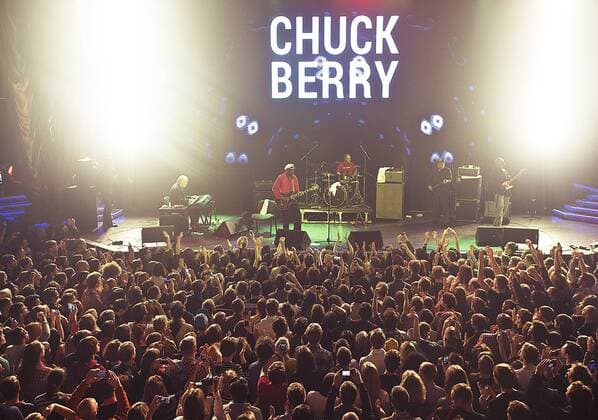 ITAR-TASS: MOSCOW, RUSSIA. OCTOBER 20, 2013. American guitarist, singer and songwriter Chuck Berry (C background) performing at Izvestia Hall.  RE12D47E