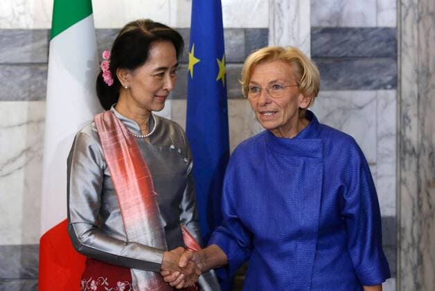 ITALIAN MINISTER OF FOREIGN AFFAIRS EMMA BONINO RECEIVES THE NOBLE PRIZE FOR THE PEACE AUNG SAN SUU KYI ROME ITALY Roma Italia Aung San Suu Kyi, 28.10.2013, Italien, Rom, Außenministerin, Friedensnobelpreis, Friedensnobelpreisträgerin, Myanmar, Birma, Burma, Politik, Politikerin, Aung San Suu Kyii, Emma Bonino Ph. Pool AGF Scavuzzo UnitedArchives01789794