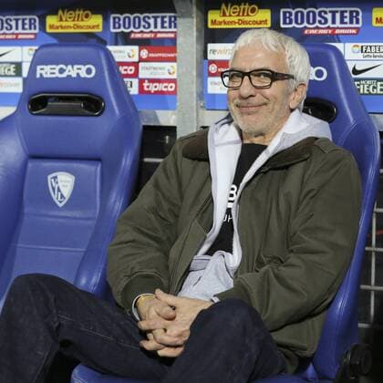 Schauspieler Ralf Richter mit Brillte gut gelaunt auf der Bochumer Ersatzbank VfL Bochum vs SpVgg Greuther-Fuerth --- Fussball --- 2. Bundesliga --- 10.03.2014, EP_JSE