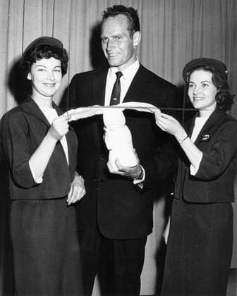 Mar. 31, 1961 - Madrid, Spain - Actor CHARLTON HESTON known for his religious roles in Ben-Hur and The Ten Commandments , pictured with TWA hostesses, ANN HENSHAW and JULIA BOEHNING, after his arrival from Madrid. Madrid Spain  - ZUMAk09