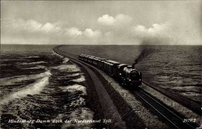Hindenburg Damm nach der Nordseeinsel Sylt, Dampflokomotive !AUFNAHMEDATUM GESCHÄTZT!