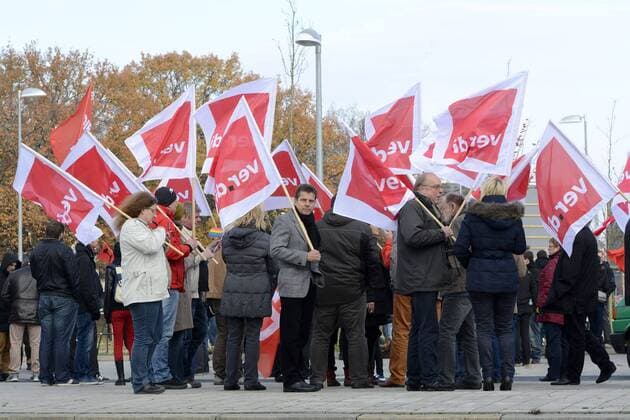 Demonstranten und Gegendemonstranten bei der Demo Für die Opfer linker Gewalt auf dem Klagesmarkt. Hannover, 22.11.2014 Foto:xC.xNiehausx xFuturexImage