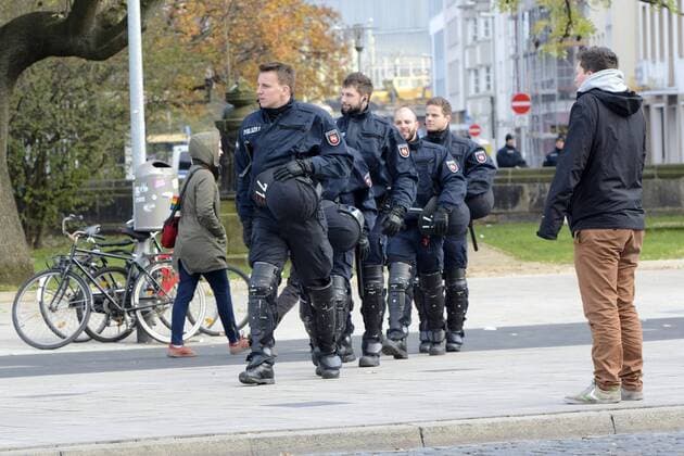 Demonstranten und Gegendemonstranten bei der Demo Für die Opfer linker Gewalt auf dem Klagesmarkt. Hannover, 22.11.2014 Foto:xC.xNiehausx xFuturexImage