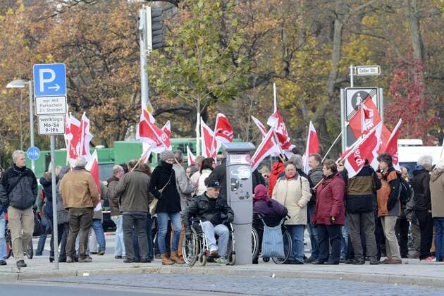 Demonstranten und Gegendemonstranten bei der Demo Für die Opfer linker Gewalt auf dem Klagesmarkt. Hannover, 22.11.2014 Foto:xC.xNiehausx xFuturexImage