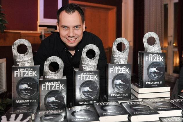 Erfurt 18. Erfurter Herbstlese Audimax der Universität Erfurt in Erfurt Sebastian Fitzek: Passagier 23. Psychothriller Sebastian Fitzek, geboren 1971, ist Deutschlands erfolgreichster Autor von Psychothrillern. Fitzeks Bücher werden in vierundzwanzig Sprachen übersetzt und sind Vorlage für internationale Kinoverfilmungen und Theateradaptionen. Er lebt mit seiner Familie in Berlin. im Bild: Sebastian Fitzek Herbstlese 2014 des Erfurter Herbstlese e.V.