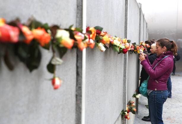Berlin-Mitte: 25 Jahre Mauerfall - Gedenkstätte Berliner Mauer am 9. November 2014 an der Bernauer Straße, der ehemaligen innerdeutschen Grenze, die West-Berlin und Ost-Berlin voneinander trennte. Die Gedenkstätte ist ein nationales Denkmal zur Erinnerung an die Teilung der Stadt. Am historischen Ort in der Bernauer Straße erstreckt sie sich auf 1,4 km Länge über den ehemaligen Grenzstreifen. Auf dem Areal der Gedenkstätte befindet sich das letzte Stück der Berliner Mauer, das in seiner Tiefenstaffelung erhalten geblieben ist und einen Eindruck vom Aufbau der Grenzanlagen zum Ende der 1980er Jahre vermittelt. Berlin - 25 Jahre Mauerfall - Lichtgrenze