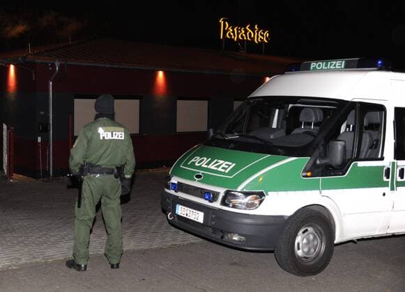 HINWEIS BEACHTEN: Polizeibeamte haben am Sonntagabend (30.11.2014) das Großbordell Paradise in Burbach durchsucht. Die Staatsanwaltschaft Baden-Württemberg wirft dem Betreiber Menschenhandel vor. Insgesamt wurden fünf Personen festgenommen. Bundesweit fanden zeitgleich Großrazzien in vier Großbordellen, zahlreichen Geschäftsräumen und Wohnungen im Saarland, Baden-Württemberg, Bayern, Hessen, Nordrhein-Westfalen und Sachsen sowie in Österreich, Bosnien und Rumänien statt. Wie das LKA Baden-Württemberg mitteilte, erfolgten die Durchsuchungen und Festnahmen im Zuge eines Ermittlungsverfahrens der Staatsanwaltschaft Stuttgart. Es bestehe der Verdacht des Menschenhandels zum Zwecke der sexuellen Ausbeutung, Zuhälterei und gewerbsmäßigen Betrugs. Im Zuge der Großrazzien wurden fünf Personen festgenommen. Wo die Verdächtigen verhaftet wurden, teilte die Polizei nicht mit. Weitere Details zu d
