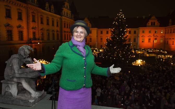 Fuerstin Gloria von Thurn und Taxis posiert am Sonntag (07.12.14) auf dem Romantischen Weihnachtsmarkt auf Schloss Thurn und Taxis fuer Fotografen. Sie hatte vorher mit einer Gruppe von Regensburger Musikern unter dem Bandnamen ãGloriaÕs Weihnachts-ComboÒ mit ihr als Frontsaengerin traditionelle Weihnachtslieder neu arrangiert und musikalisch ãaufgepepptÒ praesentiert. Besucher befanden auf Nachfrage die Arrangements als ãueberraschendÒ.