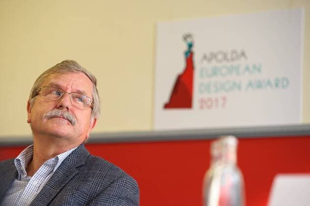 Apolda: Hans Jürgen Giese vom Amt für Wirtschaftsförderung und Kulturpflege in Apolda sitzt bei der Pressekonferenz zum Apolda European Design Award 2017 auf dem Podium.