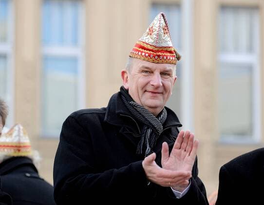Cottbus, Karneval, Zug der froehlichen Leute 2015, 08.02.2015: Der Ministerpraesident des Landes Brandenburgs Dietmar Woidke klatscht am Sonntag (08.02.2015) beim Zug der froehlichen Leute Kamelle in die Haende. Der Umzug in Cottbus gilt als der groesste in ganz Ostdeutschland und zieht Vereine aus der gesamten Region Suedbrandenburg bis Berlin nach Cottbus. Zug der froehlichen Leute 2015