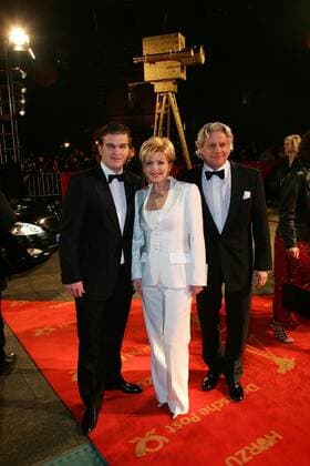 GOLDENE KAMERA Ankunft - Berlin Carmen Nebel mit Sohn Gregor und Ehemann bei der Ankunft zur Preisverleihung 41. GOLDENE KAMERA im Axel Springer Haus am 02.02.2006 in Berlin.