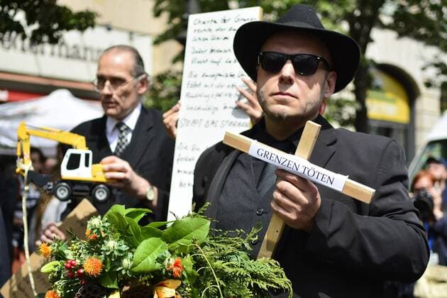 Bruno Kramm (Piratenpartei) und Mitglieder der Künstlergruppe Zentrum für Politische Schönheit während der Demonstration -Die Toten kommen - Der Marsch der Unentschlossenen- ziehen mit Kreuzen und Särgen durch das Berliner Reigierungsviertel um gegen die europäische Flüchtlingspolitik zu protestieren snapshot-photography K.C.Kompe