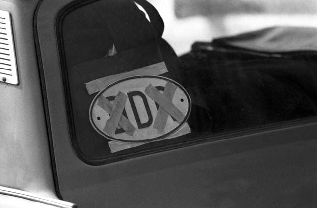 DDR-Umsiedler in München, Deutschland: DDR-Kennung mit durchgestrichenem D und R