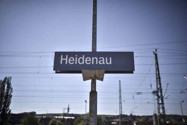 Ortsschild Heidenau, 01.10.2015; Heidenau , Sachsen. Das Bahnhoffsschild von Heidenau in Ostsachsen , aufgenommen an einem Bahnsteig des Bahnhofs in Heidenau. Deutsche Bahn , Bahn , Züge , Flüchtlinge , Flüchtlingskrise , Fluechtlingskrise , Politik , Fluechtlinge , Flüchtende , Geflüchtete , Gefluechtete , Flucht , Syrien , Schild , Ortsschild , Namensschild , Außenaufnahme , Ortschaft , Schriftzug ,Ortschild , Ortsmarke , Asylbewerber , Unterkunft , Flüchtlingsheim , Zentrale Aufnahmestelle , Proteste , Demonstrationen , Unruhen , Politsche , Demo , Polizei , Herbst , Stadt , Krise