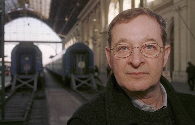 author Nadas , Budapest, Hungary UNGARN, 02.2001, BudapestÐVIII. Bezirk. Der prominenten ungarische Schriftsteller Peter Nadas (korrekt: PŽter N‡das) in der Haupthalle des Ostbahnhofs (Keleti pu.). The above mentrioned prominent Hungarian writer inside the Eastern railway station. Copyright: MartinxFejer EST&OST Fejer010316