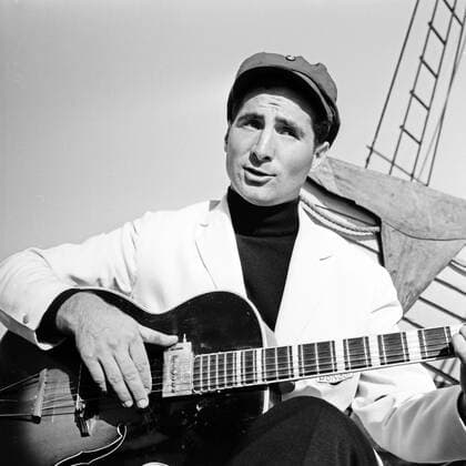 Der deutsche Sänger Freddy Quinn singt auf dem Polydor Schiff Heimweh , Deutschland 1950er Jahre. German singer Freddy Quinn singing on the Polydor ship Heimweh , Deutschland 1950s. Copyright: Roba SiegfriedxPilz UnitedArchives07534