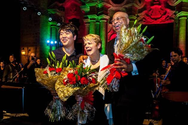 Pianist Lang Lang (1st L) and his Cuban counterpart Chucho Valdes (1st R) pose for pictures in Havana, capital of Cuba, Oct. 9, 2015. ) CUBA-HAVANA-MUSIC-LANG LANG liuxbin 