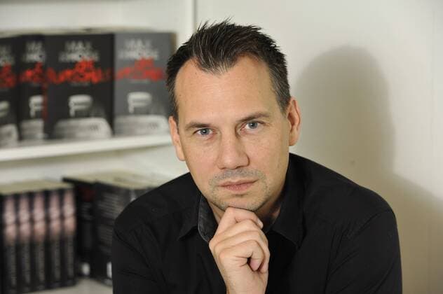 Sebastian Fitzek (Autor) 10 15 thg Sebastian Fitzek am 17. Oktober 2015 während der Frankfurter Buchmesse Messe Literatur Frankfurt Main Deutschland deutsch Deutscher Mann Schriftsteller german author writer quer Portrait aufgestützt ernst neutral