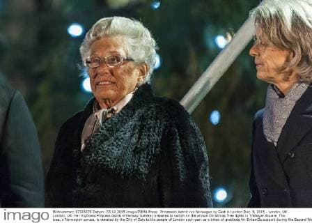 Prinzessin Astrid von Norwegen ist tot Prinzessin Astrid von Norwegen zu Gast in London Dec. 3, 2015 - London, UK - London, UK. Her Highness Princess Astrid of Norway (centre) prepares to switch on the annual Christmas Tree lights in Trafalgar Square. The tree, a Norwegian spruce, is donated by the City of Oslo to the people of London each year as a token of gratitude for Britain™s support during the Second World War. London UK  - ZUMAl94_