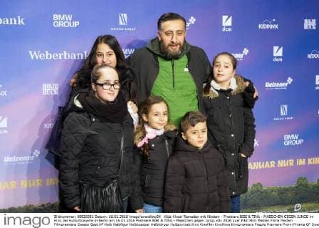 Kida Khodr Ramadan mit Kindern - Premiere BIBI & TINA - MAEDCHEN GEGEN JUNGS im Kino der Kulturbrauerei in Berlin am 16.01.2016 Premiere BIBI & TINA - Maedchen gegen Jungs