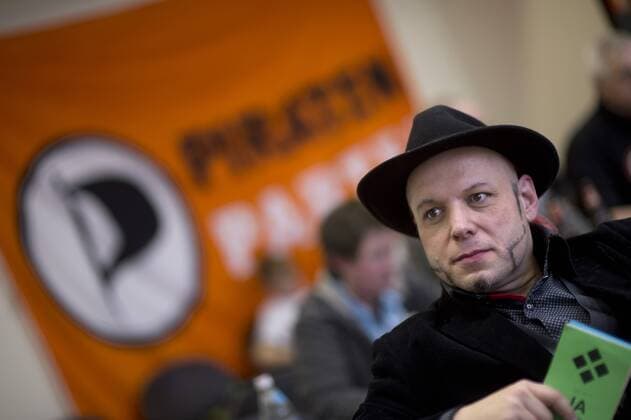 Piratenpartei Berlin, Bruno Kramm Deutschland, Germany, Berlin, 23.01.2016 Bruno Kramm, Spitzenkandidat fuer die Abgeordnetenwahlen und Vorsitzender Piratenpartei Berlin, auf der Landesmitgliederversammlung der Partei Die Piraten in Berlin. Der Landesverband der Piratenpartei Berlin bestimmt auf ihrem Parteitag den Spitzenkandidaten und Kandidaten fuer die Abgeordnetenwahlen in Berlin. Bruno Kramm, leader of the Piratenpartei Berlin (right), at a party congress iof the party Die Piraten, Piratenpartei, in Berlin