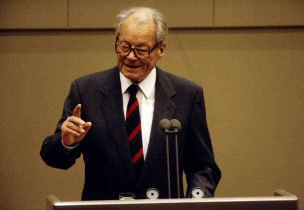 Hauptstadtbeschluss Hauptstadtdebatte Hauptstadtabstimmung ueber den zukuenftigen Regierungssitz von Deutschland im Bundestag am 20.06.1991 : Willy BRANDT , SPD , bei seiner Rede Debate on the future seat of the government of Germany in Bundestag parliament on 20.06.1991 : Willy BRANDT , SPD , during his speech