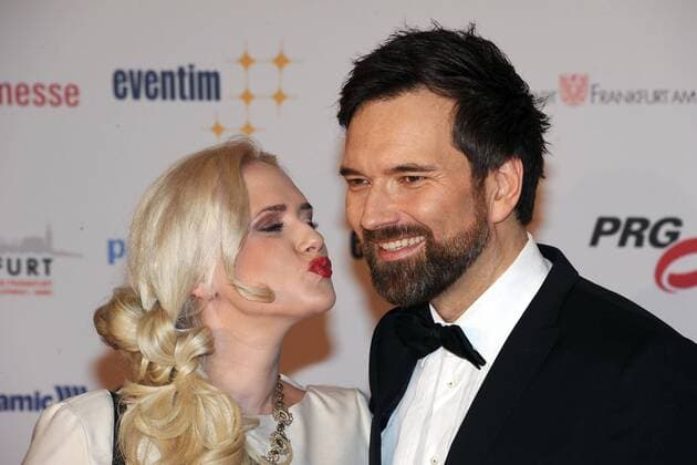 PRG LEA AWARD 2015. Moderator Ingo Nommsen und Model Sarah Knappik anläßlich der Festgala des PRG Live Entertainment Award am 04.04.2016 in der Festhalle Frankfurt Main.