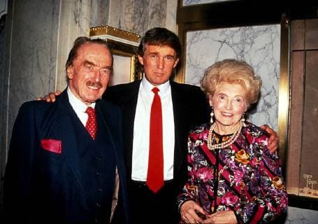 Donald Trump, 75. Geburtstag am 14. Juni 16481.FRED TRUMP AND WIFE WITH SON DONALD TRUMP. 1992 - ZUMAbu2_