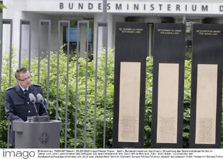 Berlin, Bundesministerium des Innern, Einweihung des Gedenkobjektes für die im Dienst ums Leben gekommenen Beschäftigten des Geschäftsbereich BMI durch BM de Maiziere, Foto: Sven Hüber, Vorsitzenden des Bundespolizeihauptpersonalrates