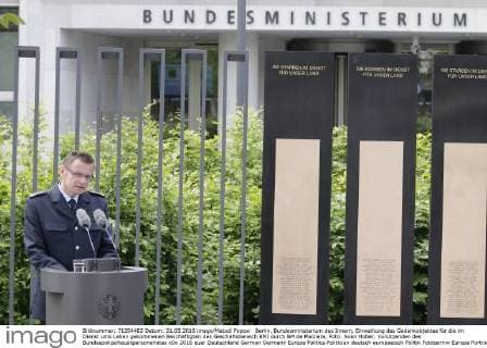 Berlin, Bundesministerium des Innern, Einweihung des Gedenkobjektes für die im Dienst ums Leben gekommenen Beschäftigten des Geschäftsbereich BMI durch BM de Maiziere, Foto: Sven Hüber, Vorsitzenden des Bundespolizeihauptpersonalrates