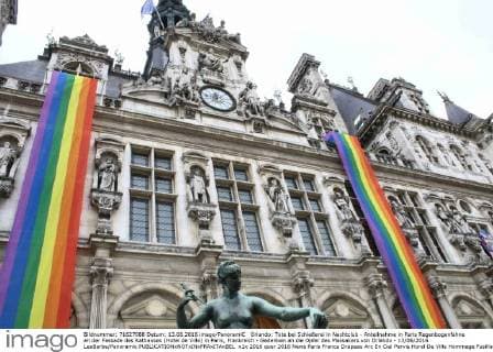 Orlando: Tote bei Schießerei in Nachtclub - Anteilnahme in Paris Regenbogenfahne an der Fassade des Rathauses (Hotel de Ville) in Paris, Frankreich - Gedenken an die Opfer des Massakers von Orlando - 13 06 2016 LeaBarbe Panoramic 