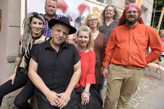 Spitzenkandidat Bruno Kramm (Piratenpartei) inmitten der Kandiaten anlässlich der Vorstellung der Wahlplakate des Piraten zur bevorstehenden Abgeordnetenhauswahl in Berlin Vorstellung der Wahlkampagne der Piratenpartei in Berlin
