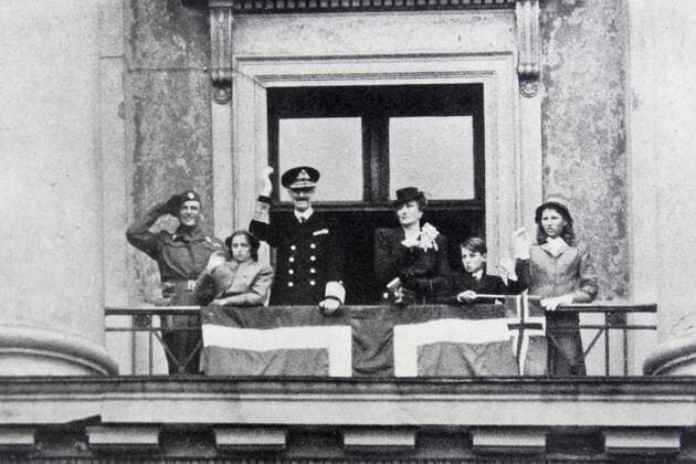 Photograph of the Norwegian Royal Family including King Haakon Crown, Crown Prince Olav and Prince Harald waving from the balcony of Oslo s Palace. Dated 1945 WHA  !ACHTUNG AUFNAHMEDATUM GESCHÄTZT! Copyright: WHA UnitedArchivesWHA_055_0509