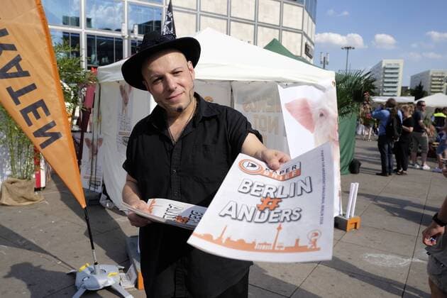 Spitzenkandidat Bruno Kramm (Piratenpartei) beim Straßenwahlkampf zur bevorstehenden Abgeordnetenhauswahl am 18. September 2016 auf dem Berliner Alexanderplatz Wahlkampf der Piraten