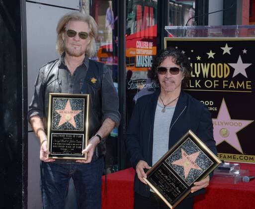 Daryl Hall (L) and John Oates hold replica plaques during an unveiling ceremony honoring the singing duo with the 2,587th star on the Hollywood Walk of Fame in Los Angeles on September 2, 2016.  LAP2016090206 JIMxRUYMEN