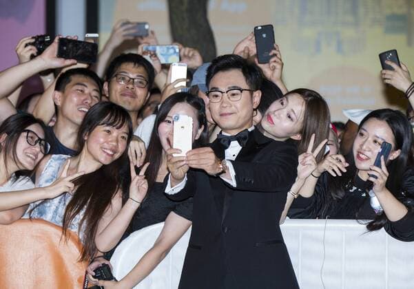 Toronto International Film Festival - I Am Not Madame Bovary Filmpremiere TORONTO, Sept. 8, 2016 -- Actor Dong Chengpeng poses for photos with fans during the world premiere of the film I Am Not Madame Bovary at the Toronto International Film Festival (TIFF) at Princess of Wales Theatre in Toronto, Canada, Sept. 8, 2016. The film I Am Not Madame Bovary is a caustically comic contemporary fable about a cafe proprietor spending a decade petitioning the legal system after being swindled by her ex-husband. ) (djj) CANADA-TORONTO-TIFF-I M NOT MADAME BOVARY-PREMIERE ZouxZheng