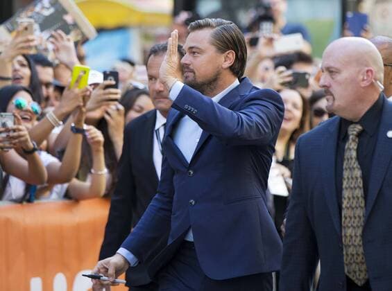 Toronto International Film Festival - Before the Flood Filmpremiere (160909) -- TORONTO, Sept. 9, 2016 -- Actor Leonardo DiCaprio waves to fans before the world premiere of the documentary film Before the Flood during the 41st Toronto International Film Festival in Toronto, Canada, Sept. 9, 2016. ) CANADA-TORONTO-TIFF-LEONARDO DICAPRIO ZouxZheng