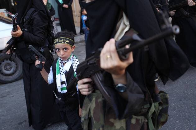 Bilder des Tages October 2, 2016 - Gaza City, Gaza Strip, Palestinian Territory - Palestinian women from the Islamic Jihad Movement flash their weapons during a demonstration marking the first anniversary of the so-called Al-Quds uprising in Gaza city, on October 2, 2016 Gaza City Palestinian Territory - ZUMAap3_