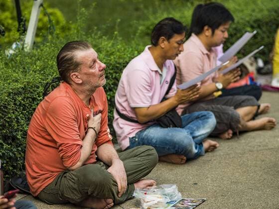 October 13, 2016 - Bangkok, Bangkok, Thailand - A foreign man joins Thais in praying for Bhumibol Adulyadej, the King of Thailand, at Siriraj Hospital Wednesday morning before the King s death was announced. Thousands of people came to the hospital to pray for the beloved monarch. Bhumibol Adulyadej, the King of Thailand, died at Siriraj Hospital in Bangkok Wednesday, October 13, 2016. Bhumibol Adulyadej, 5 December 1927 “ 13 October 2016, was the ninth monarch of Thailand from the Chakri Dynasty and is known as Rama IX. He became King on June 9, 1946 and served as King of Thailand for 70 years, 126 days. He was, at the time of his death, the world s longest-serving head of state and the longest-reigning monarch in Thai history. Bangkok Thailand - ZUMAk94_