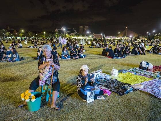 October 20, 2016 - Bangkok, Bangkok, Thailand - Vendors selling flowers to mourners at Sanam Luang take a break Thursday night. Sanam Luang, the Royal Ceremonial Ground, is packed with people mourning the Monarch s death. The King died Oct. 13, 2016. He was 88. His death came after a period of failing health. Bhumibol Adulyadej was born in Cambridge, MA, on 5 December 1927. He was the ninth monarch of Thailand from the Chakri Dynasty and is also known as Rama IX. He became King on June 9, 1946 and served as King of Thailand for 70 years, 126 days. He was, at the time of his death, the world s longest-serving head of state and the longest-reigning monarch in Thai history. Bangkok Thailand - ZUMAk94_ 20161020_zaf_k94_034