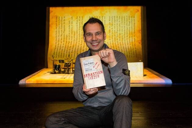 Erfurt 20. Erfurter Herbstlese Das 20. Literaturfestival des Vereins Erfurter Herbstlese 10 Jahre Sebastian Fitzek - Die multimediale Jubiläumsshow Sebastian Fitzek hat dreizehn Bestseller geschrieben, die Presse nennt ihn den „Meister des Psycho-Thrillers und seine Leser lieben ihn! Er gehört zu den populärsten Autoren Deutschlands, und in diesem Jahr feiert Sebastian Fitzek sein 10-jähriges Erfolgs-Jubiläum. Aus diesem Anlass geht er auf Tour, begleitet von der Live-Band Buffer Underrun. Fitzek lädt ein zu einer multimedialen Jubiläumsshow mit eigens komponiertem Soundtrack und effektvollen Bildanimationen. Mitreißend, spannend und unterhaltsam wird diese kleine Zeitreise werden, und als Highlight stellt Sebastian Fitzek sein neuestes Werk „Das Paket vor. im Bild: Sebastian Fitzek Jubiläumsausgabe der Herbstlese 2016 des Erfurter Herbstlese e.V.