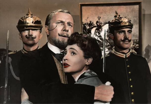 Der Hauptmann von Köpenick, (DER HAUPTMANN VON KÖPENICK) D 1956, Regie: Helmut Käutner, MARTIN HELD, HANNELORE SCHROTH, Stichwort: Brille, Pickelhaube UnitedArchives00002195
