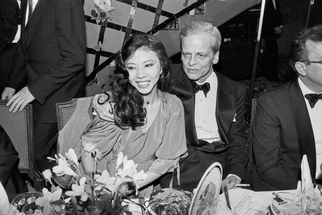 Der deutsche Schauspieler Klaus Kinski mit Ehefrau Minhoi beim Deutschen Filmball am 15.01.1979 in München, Deutschland 1970er Jahre. German actor Klaus Kinski with his wife Minhoi at the Deutscher Filmball on January 15th 1979 at Munich, Germany 1970s. 24x36swNegV142 Deutscher Filmball 1979 Copyright: HeinzxBrowers UnitedArchives2008745