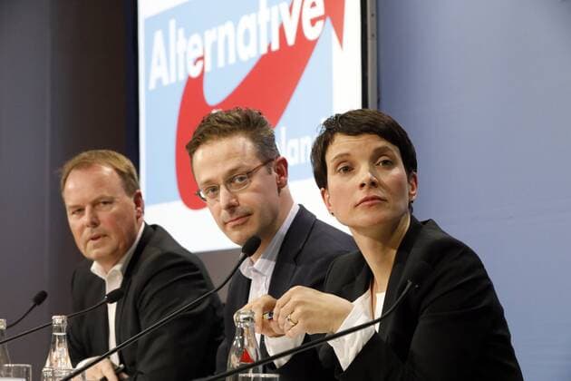Pressekonferenz der AfD-Vorsitzenden Frauke Petry mit ihrem Freund, Parteikollege Marcus Pretzell, am Freitag (16.12.2016) in Berlin . Petry wird von zwei Sicherheitsbeamten des sächsischen LKA s begleitet .