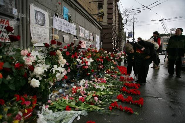 Russian journalist Anna Politkovskaya was killed in her apartment building on Saturday. Police says that the murder is possibly tied to her investigative reportings.Politkovskaya was found dead with a gunshot wound to the head in an elevator in her apartment building at Lesnaya street in central Moscow.People lay flowers near the apartment building where she used to live. - ZUMAx01_ 20061009_rua_x01_113