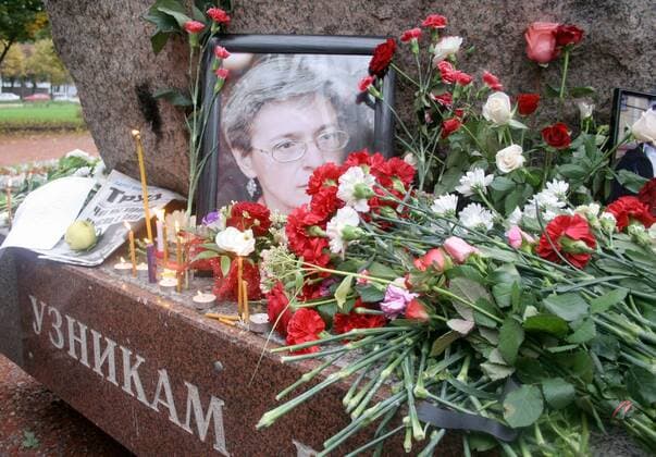 Oct 10, 2006 - St.-Petersburg, Russia - Thousands of Russians pay their final respects to murdered Russian journalist Anna Politkovskaya during her funeral at the Troyekurovskoye Cemetery in Moscow. - ZUMAx01_ 20061010_jac_x01_240