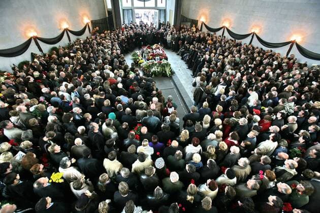 Funeral for Anna Politkovskaya.Thousands of russians paid their final respects on Tuesday to killed russian journalist Anna Politkovskaya in Moscow. - ZUMAx01_ 20061010_rua_x01_146