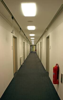 25.04.2006, Magdeburg, Sachsen-Anhalt, Deutschland - Langer Flur mit Teppichboden in einem Buerogebaeude. (HF, europäisch, Gebäude, Bürogebäude, Verwaltungsgebäude, Neonröhren, Türen, Wände, Feuerlöscher, Geschäftsgebäude) 00S060425D705.JPG MODEL RELEASE: NOT APPLICABLE, PROPERTY RELEASE: NO MR:Y