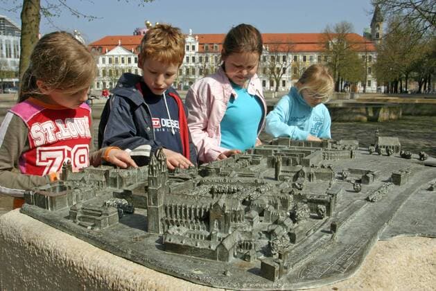 25.04.2006, Magdeburg, Sachsen-Anhalt, Deutschland - Kinder betrachten ein Modell der Stadt auf dem Domplatz vor dem Landtag von Sachsen-Anhalt. (QF, europäisch, Gebäude, Sehenswürdigkeit, Regierungsgebäude, Repräsentationsgebäude, Stadtübersicht, Übersicht, Überblick, Mädchen) 00S060425D709.JPG MODEL RELEASE: NO, PROPERTY RELEASE: NO MR:N