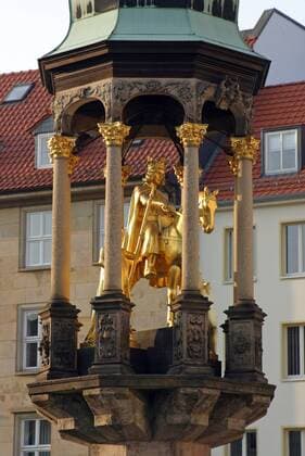 25.04.2006, Magdeburg, Sachsen-Anhalt, Deutschland - Kopie des Magdeburger Reiters auf dem Alten Markt. (HF, europäisch, Sehenswürdigkeit) 00S060425D714.JPG MODEL RELEASE: NOT APPLICABLE, PROPERTY RELEASE: NO MR:Y